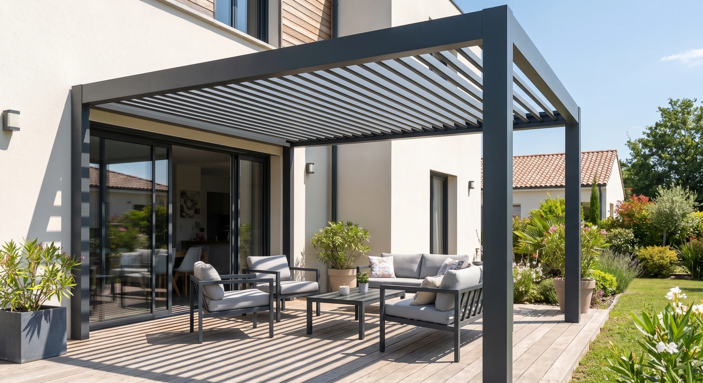 Terrasse extérieure moderne avec pergola contemporaine à structure métallique blanche et toiture plate ornée de tuiles orange-rouge