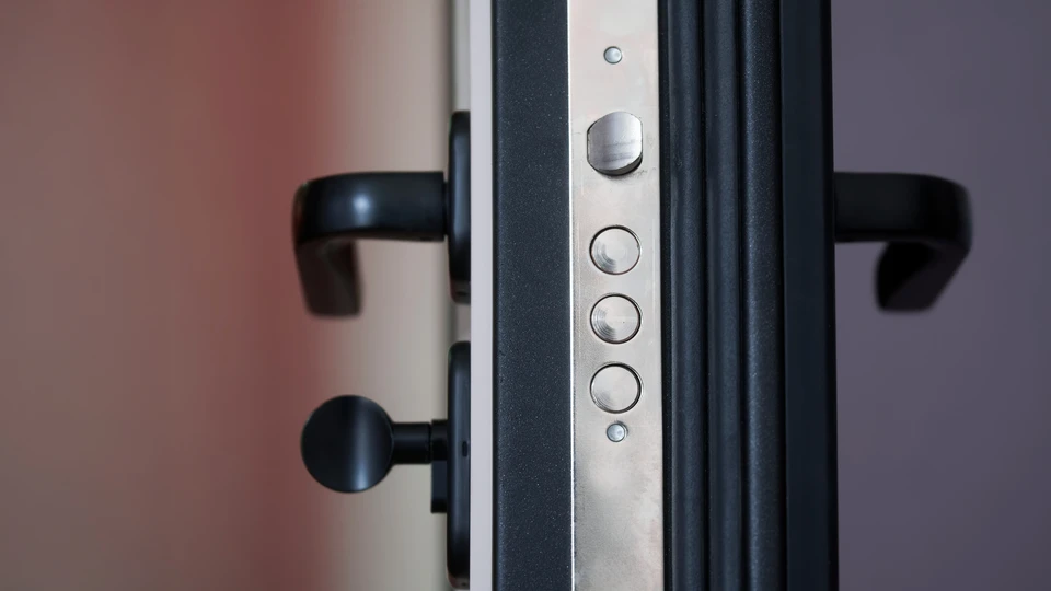 Porte d'entrée sécurisée blanche avec serrure multipoints haute sécurité