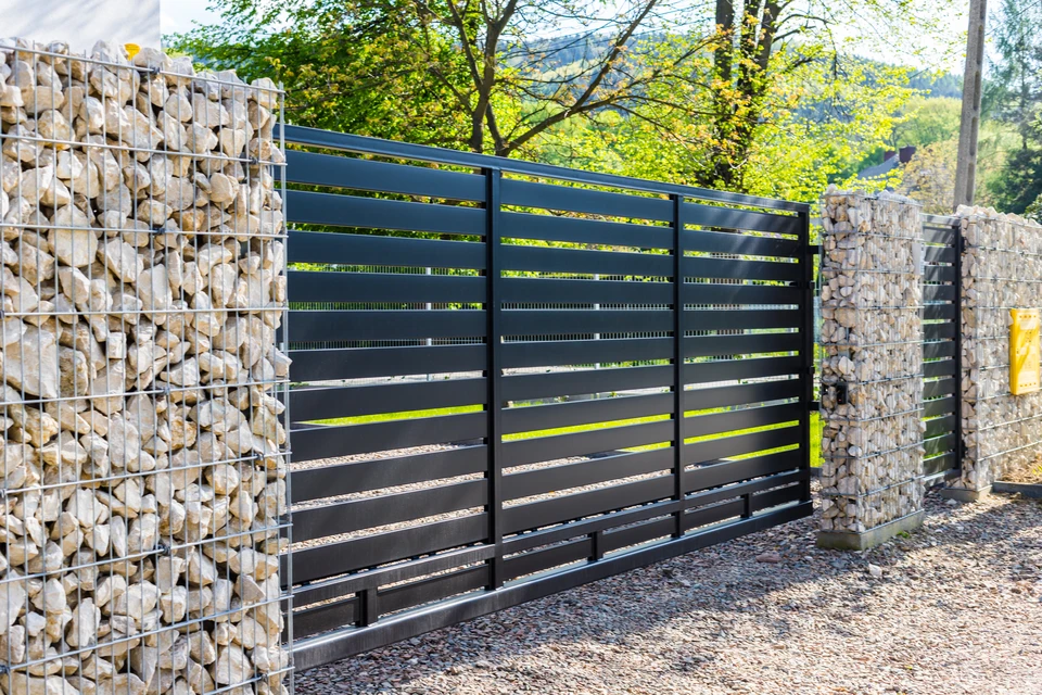 Portail extérieur résidentiel en aluminium gris anthracite, design contemporain à lames diagonales