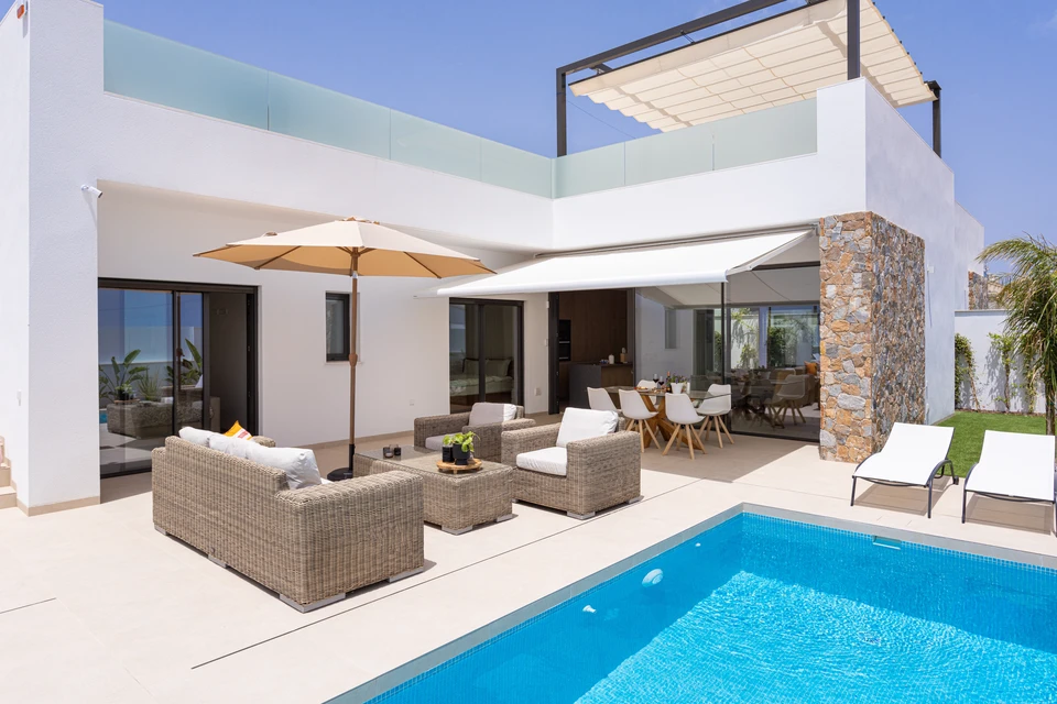 Terrasse extérieure moderne avec pergola bioclimatique à lames orientables en aluminium anthracite