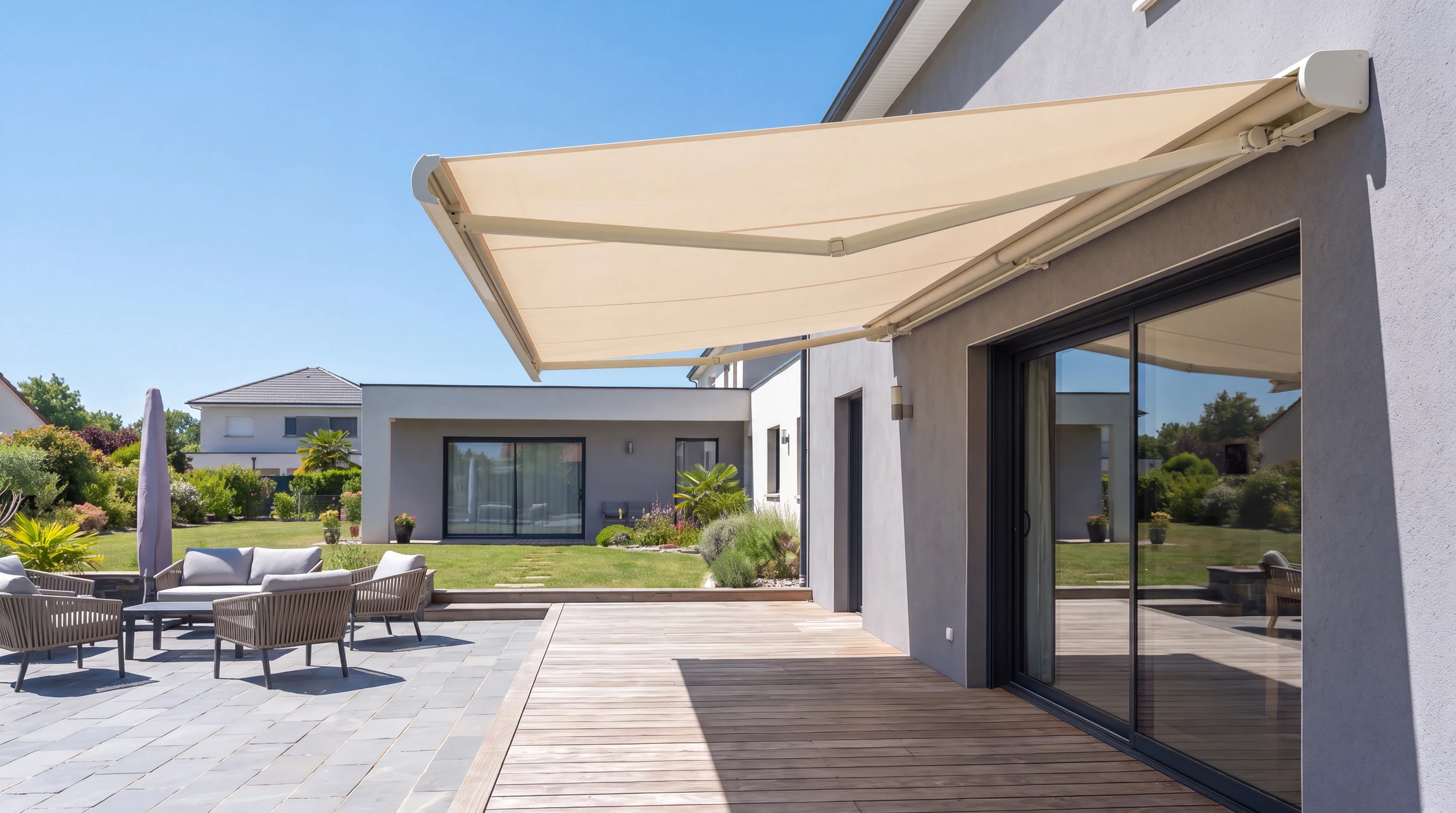 Store banne extérieur déployé sur terrasse privée, vue en contre-plongée