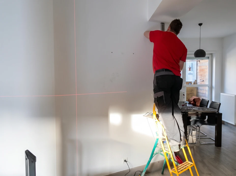 Extérieur d'un bâtiment commercial avec rampe d'accès handicapés en aluminium blanc