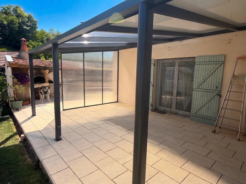 Extérieur résidentiel avec pergola moderne à structure métallique anthracite et panneaux translucides blancs