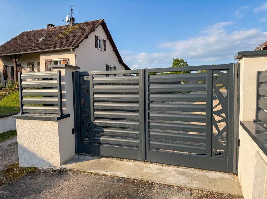 Terrasse extérieure moderne avec pergola bioclimatique à lames orientables en aluminium anthracite