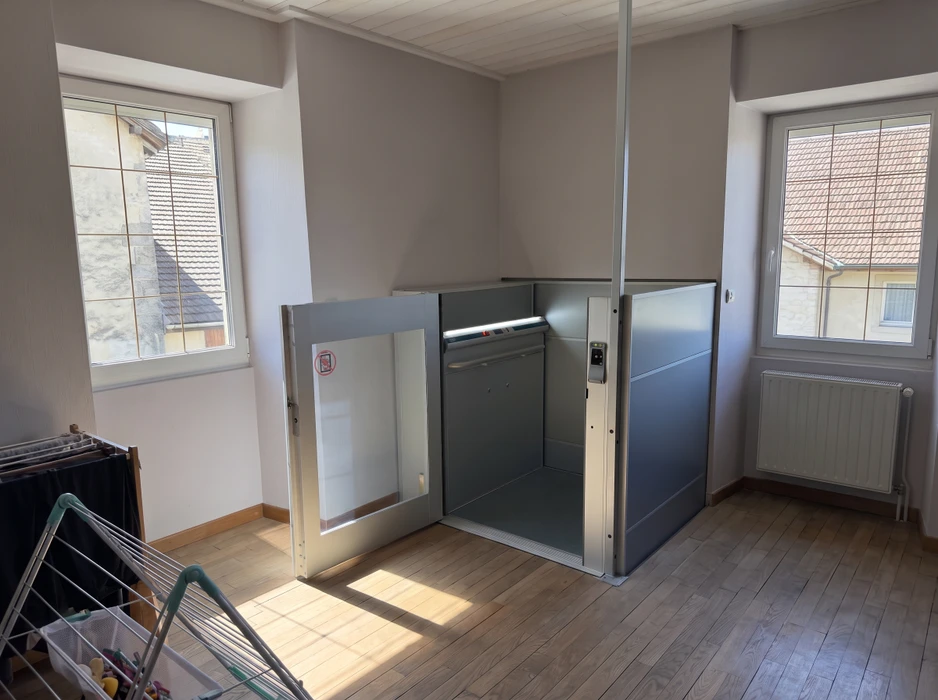 Façade extérieure d'un garage résidentiel avec deux portes sectionnelles blanches fermées, installées côte à côte